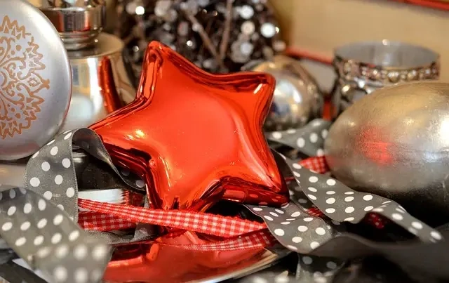 Skab den perfekte julestemning i stuen med disse 7 tips